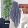 Detailansicht des grauen Chiffon Hijabs mit funkelnden Strassrosenmustern und feinen Falten. - 2# Rauchgrau