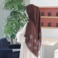 Elegantes Chiffon Kopftuch mit Strass-Rosen und Perlen, ideal für stilvolle Anlässe und Alltag. - Kaffee