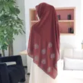 Detailansicht des eleganten Chiffon-Kopftuchs mit Strass-Rosen, stilvoll und fein drapiert. - 20# Kastanienbraun