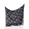 Vista dettagliata del foulard quadrato in chiffon con stampa di cuori bianchi e neri. - Cuore Graffiti Nero