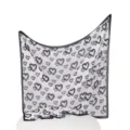 Primo piano del foulard in chiffon bianco e nero con cuori stampati e tessuto leggero. - Cuore Graffiti Bianco