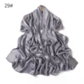 Bufanda larga de satén plateado para mujer, elegante chal liso con efecto de seda arrugada. - Gris Ágata