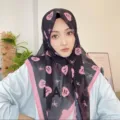 Detalle panuelo hijab gasa estampado lazo corazon con un diseno elegante negro. - 15# Nice Day Corazón