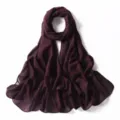 Primo piano di una sciarpa hijab in chiffon viola scuro con brillantini dorati leggeri. - 47# Rosso Castagna