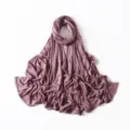 Λεπτομερής όψη της μαλακής υφής ύφασματος modal jersey hijab με πολύ κομψή πτώση. - Ροζ Δέρματος