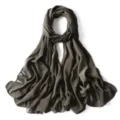 Primo piano di sciarpa in chiffon verde scuro con riflessi dorati, drappeggio leggero. - 48# Verde Difesa