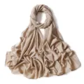 Primo piano dettaglio della sciarpa hijab in chiffon glitterato, morbida trama drappeggiata. - 19# Tè al Latte