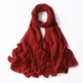 Dettaglio sciarpa lunga in chiffon rosso, macchioline dorate, texture tessuto drappeggiato. - 41# Rosso Pomodoro