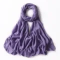 Vista dettagliata dell'elegante sciarpa in chiffon viola con delicati punti dorati fini. - 35# Glicine Pallido