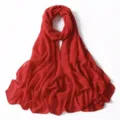 Sciarpa in chiffon rosso scintillante in primo piano, dettagli di tessuto leggero e oro. - 40# Rosso Vivo