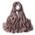 Dettaglio hijab in chiffon oro lucido, tessuto drappeggiato morbido, sciarpa elegante. - Rosa Nudo