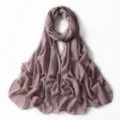 Vista di dettaglio dell'hijab in chiffon metallizzato brillante, tessuto drappeggiato morbido - 21# Grigio Corteccia