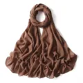 Vista dettagliata della sciarpa in chiffon marrone brillante con delicati dettagli dorati. - 25# Latte