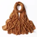 Vista dettagliata del foulard in chiffon dorato, tessuto leggero con scintillanti dettagli. - 24# Giallo Noce