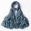 Primo piano dettagliato della trama in tessuto chiffon scintillante e puntini dorati. - 31# Blu Menta