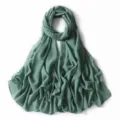 Vista dettagliata della sciarpa in chiffon tinta unita con pois dorati, elegante hijab da donna. - 36# Verde Porro Chiaro
