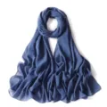 Dettaglio dell'hijab in chiffon blu con motivo a punti dorati scintillanti e consistenza morbida. - N. 30 blu nebbia
