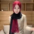 Bufanda Hijab de Satén Degradado Brillante Chal Largo Arrugado Vista de Detalle - Negro y Rojo