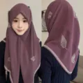 Λεπτομερής όψη της μοβ σιφόν μαντίλας hijab με εντυπωσιακά λαμπερά στρας σχέδια φύλλων. - Καπνιστό Μωβ