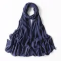 Primo piano dettagliato del foulard hijab in chiffon blu scuro con sottili punti dorati. - 33# Blu Foschia Scuro