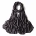 Primo piano della sciarpa in chiffon grigio scuro con pois dorati scintillanti e morbida. - 44# Grigio Fumo
