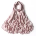 Dettaglio ravvicinato dell'hijab in chiffon glitterato rosa, tessuto strutturato leggero. - 10# Rosa Lilla