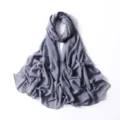 Primo piano del tessuto in chiffon grigio luccicante con sottili puntini dorati e dettagli. - 51# Grigio Morandi