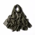 Vista dettagliata della sciarpa in chiffon verde scuro con delicata trama dorata e tessuto. - 55# Verde Oliva