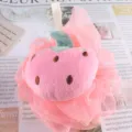 Gros plan détaillé de l'éponge de bain fraise mignonne avec filet doux et feuille pelucheuse. - Fraise