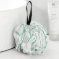 Grande spugna da doccia con bordo bianco, fine palla da bagno schiumogena per la pulizia del corpo. - Bianco