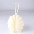 Esponja de baño de malla en forma de calabaza redonda para el cuerpo con cuerda para colgar. - Blanco