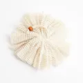 Détail éponge de bain en ramie naturelle, filet exfoliant écologique avec perle en bois. - 1 Pièce / Blanc Cassé