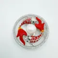 Prachtige koi-vis horlogeband bedel met sprankelende strass-steentjes en centrale parel. - Dubbele Karper Brosche - Rood - Zilver - Zoetwaterparel