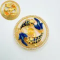 Gedetailleerd uitzicht van de vergulde koi vis horlogeband accessoire met blauwe emalje en strass. - Dubbele Karper Brosche - Blauw - Goud - Alleen Voet