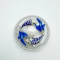 Gedetailleerd aanzicht van DIY parel strass horloge accessoire met blauwe emaille koi vis charm. - Dubbele Karper Brosche - Blauw - Zilver - Kunstparel