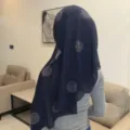 Gedetailleerd achteraanzicht van de donkerblauwe strass chiffon linnen hijab, elegante hoofddoek. - Marineblauw