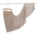 Gedetailleerd overzicht van de elegante khakikleurige chiffon hoofddoek met strass stippen. - Kaneel Melkthee