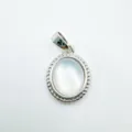 Colgante ovalado de concha blanca con borde de metal retorcido plateado para mujeres. - Estilo Borde Trenzado Ovalado (3) / Colgante Solo (Sin Cadena) / Plateado-Concha Blanca