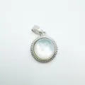 Variante de collar con colgante de concha natural en plata con nácar blanco redondo - Estilo Borde Trenzado Redondo (4) / Colgante Solo (Sin Cadena) / Plateado-Concha Blanca