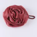 Esponja de baño suave en forma de rosa con cordón colgante para una espuma abundante. - Rojo