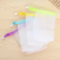 Vue détaillée de sacs à savon en filet coloré avec cordon, parfaits pour le nettoyage du visage. - Rectangulaire