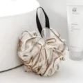 Esponja de ducha blanca grande con borde marrón y lazo negro para una exfoliación corporal suave. - 50.00g / Café