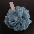 Detalle esponja de baño azul de malla, borla de ducha compacta con etiqueta rosa. - Azul Marino