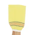 Primer plano detallado del guante de baño exfoliante amarillo con textura rugosa y muñeca elástica. - Estilo Delgado de Sola Cara