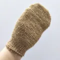Nahaufnahme des natürlichen Jute-Badehandschuhs, strukturierte gewebte Oberfläche für Peeling. - Jutehandschuh / Einzelpackung