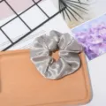 Γκρι σατέν scrunchie αξεσουάρ μαλλιών, κομψή μεταξωτή ελαστική κορδέλα μαλλιών για γυναίκες και κορίτσια. - Γκρι