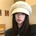 Cozy knit newsboy hat for women, stylish short-brim beret, warm autumn winter cap. - M (56-58cm) / Off White