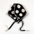 Gorro de punto con lunares blancos y negros calentador de orejas con lazos invierno cálido - Talla única / Lunares Blanco y Negro