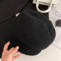 Schwarze Strickbaret Mütze für Damen, Winter warme Schirmmütze lässig stilvolle Kopfbedeckung - M (56-58cm) / Schwarz