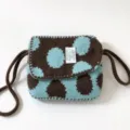 Bolso bandolera de punto con diseño de lunares marrones y azul claro y correa cómoda. - Talla única / Lunares Azul Café
